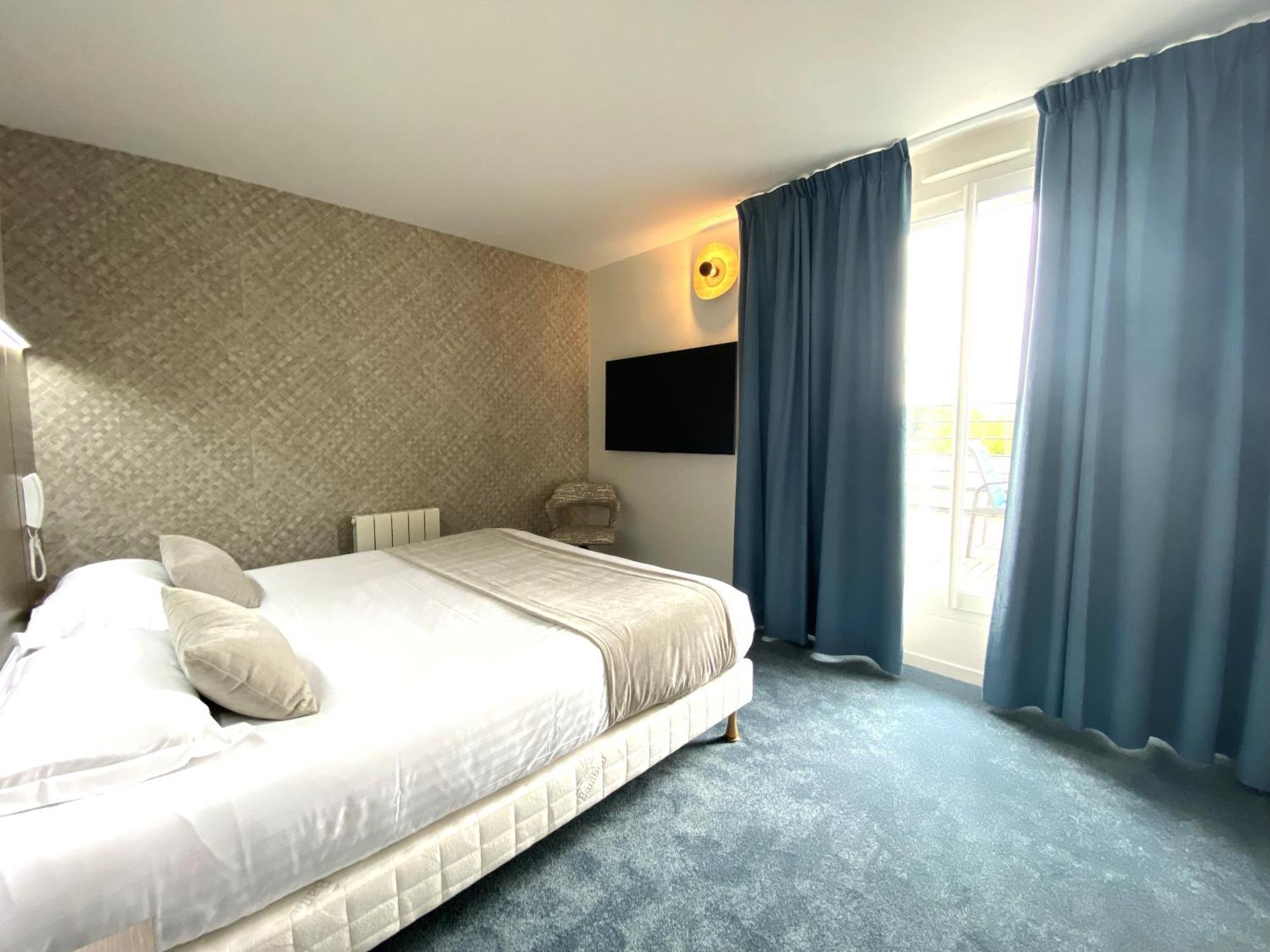 Brit Hotel Piscine & Spa - Fougeres Lecousse Exterior photo