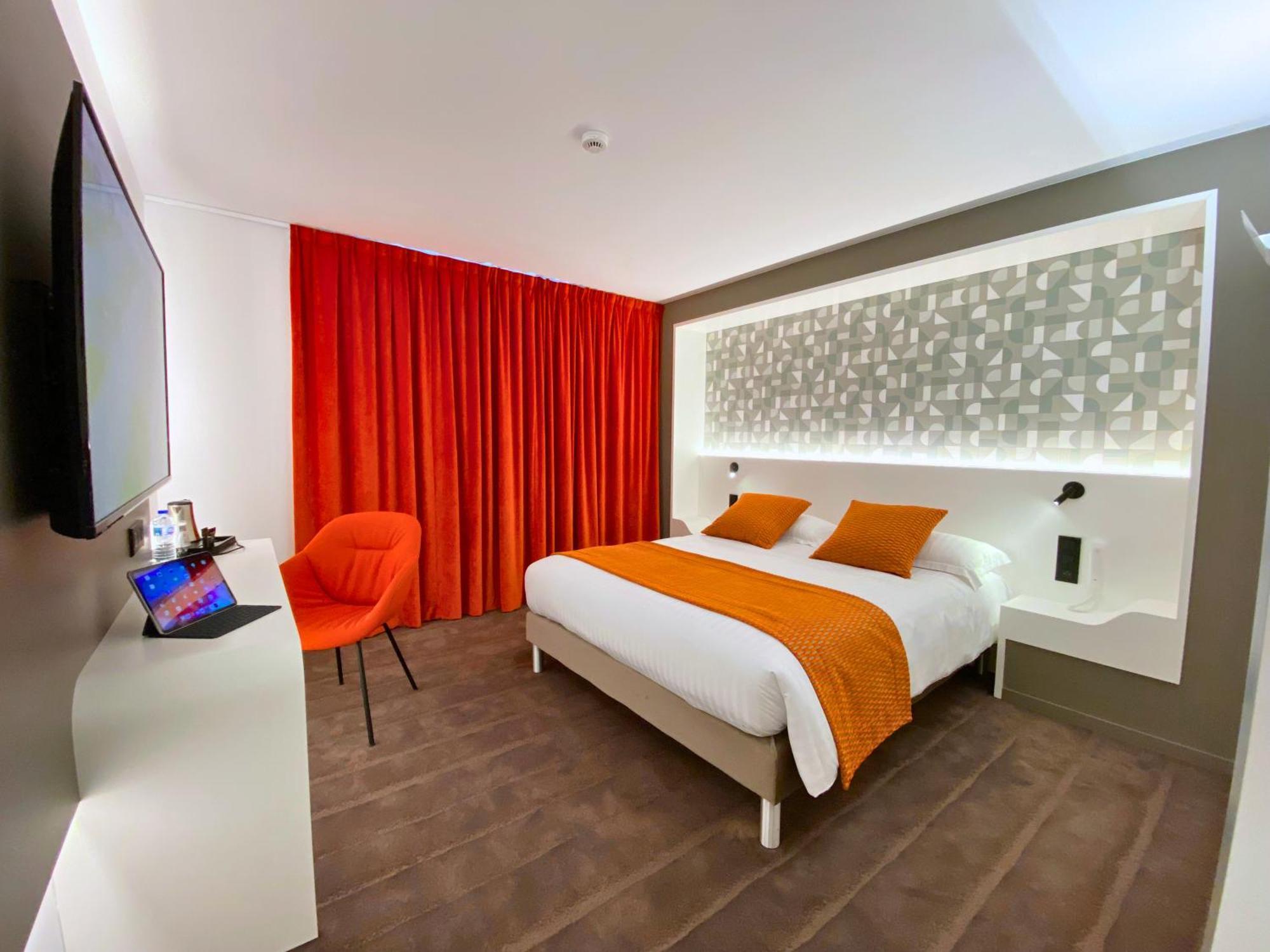 Brit Hotel Piscine & Spa - Fougeres Lecousse Exterior photo