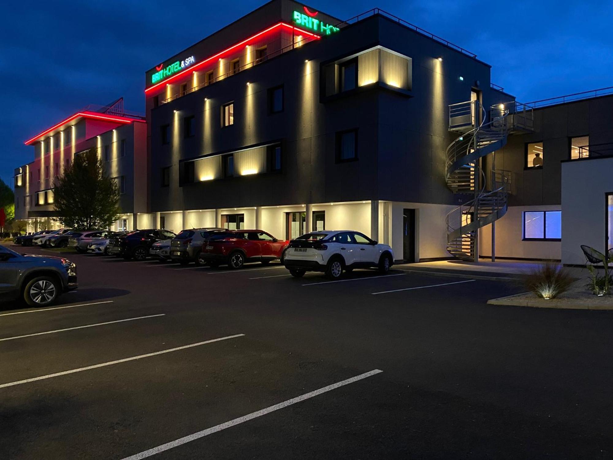 Brit Hotel Piscine & Spa - Fougeres Lecousse Exterior photo