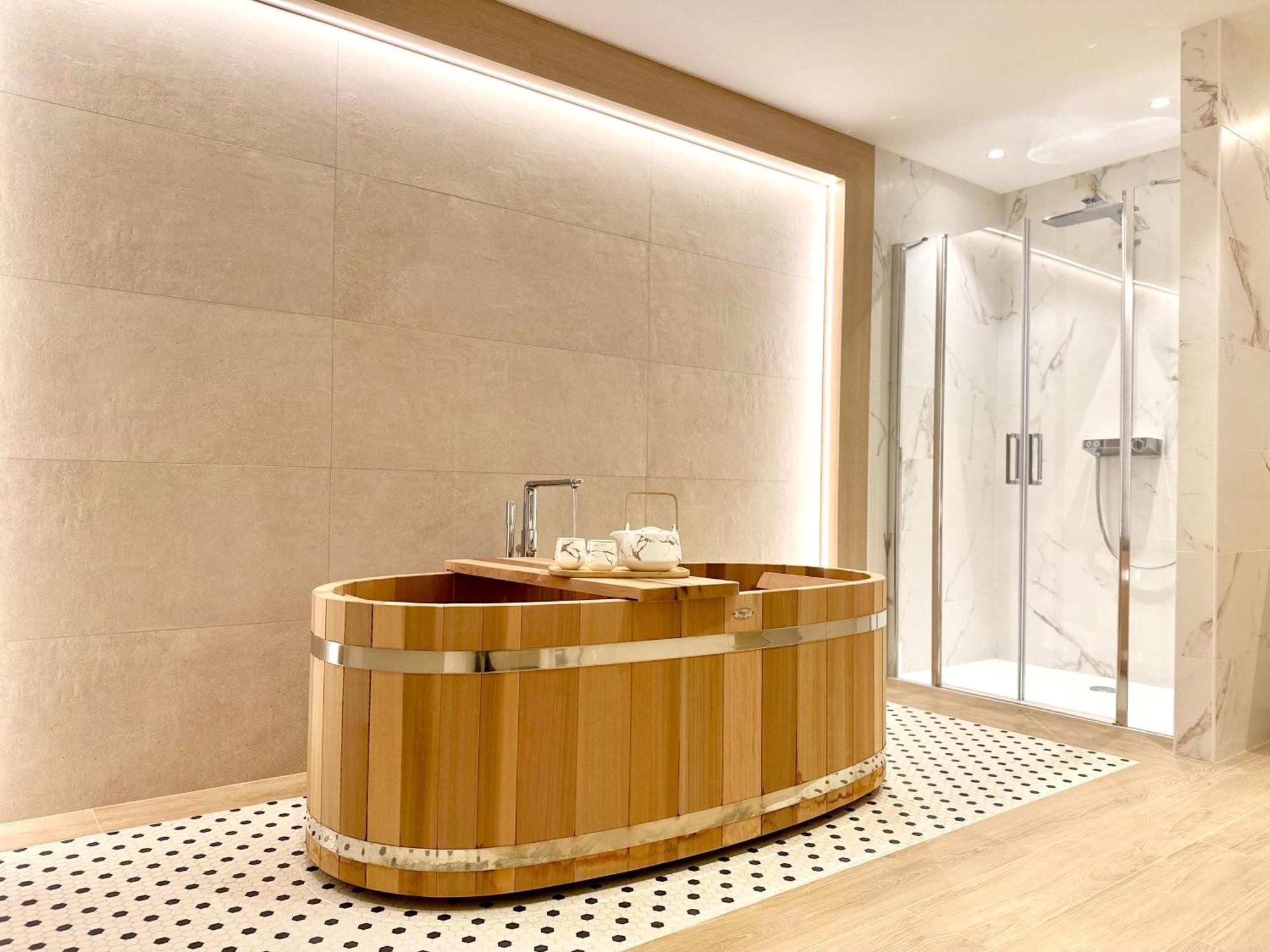 Brit Hotel Piscine & Spa - Fougeres Lecousse Exterior photo
